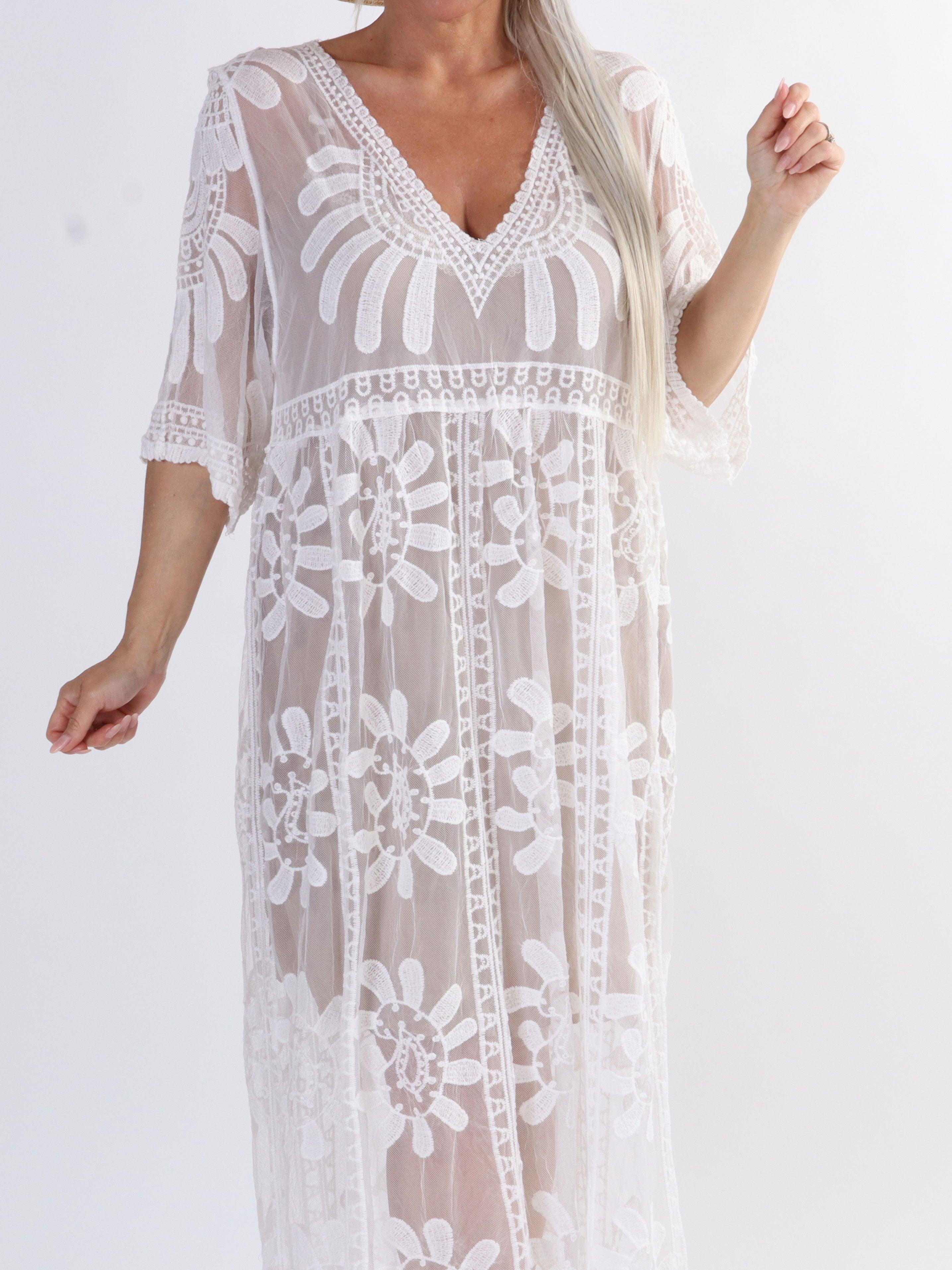 Amalie - Feminin plus size halvgenomskinlig spets klänning